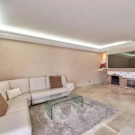 La Pinede Equiped With Air Conditioning And A Pool! Apartment