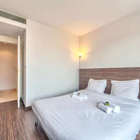 La Pinede Equiped With Air Conditioning And A Pool! Apartment Antibes